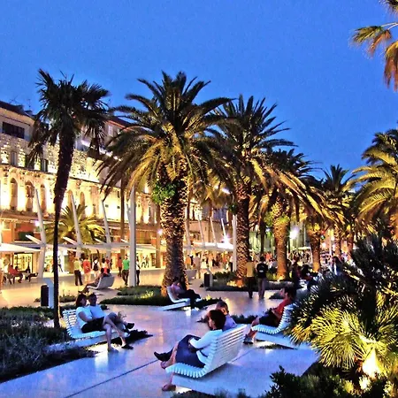 Quite Bedroom For 2, In Center Of Split, Overnight 홈스테이
